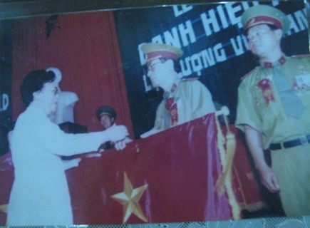 Chủ tịch nước Nguyễn Thị Bình trao cờ và danh hiệu Anh hùng lực lượng vũ trang nhân dân cho đại diện đội H88